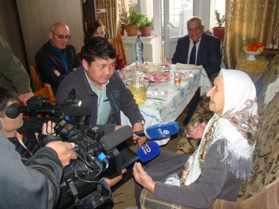 Администрация ГП «НК «Кыргыз темир жолу» вручила материальную поддержку ветерану ВОВ Гаян Уразбековой в размере 100 тысяч сомов