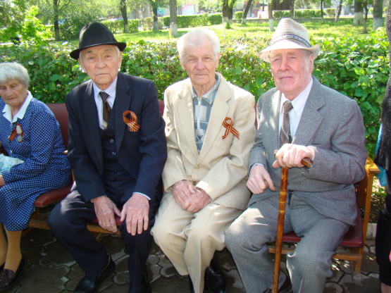 Железнодорожники Кыргызстана и члены Совета ветеранов Кыргызской железной дороги собрались на митинг реквием приуроченный к 73-ой годовщине Победы в Великой Отечественной войне.
