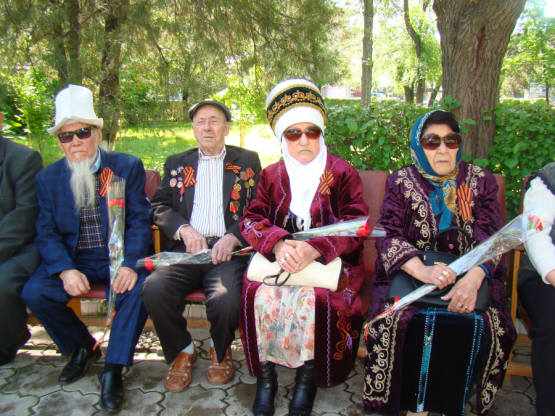 Железнодорожники Кыргызстана и члены Совета ветеранов Кыргызской железной дороги собрались на митинг реквием приуроченный к 73-ой годовщине Победы в Великой Отечественной войне.