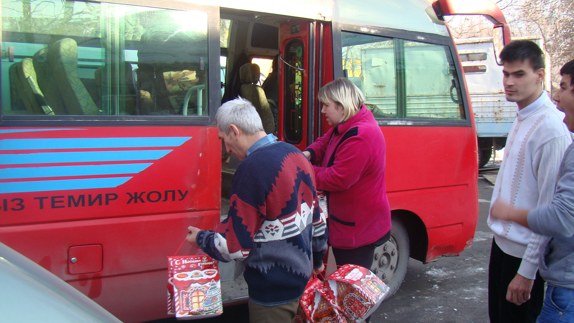 ГП «НК» Кыргыз темир жолу» вручило новогодние подарки лицам с ограниченными  возможностями города Бишкек. :: Новости :: Кыргызские железные дороги