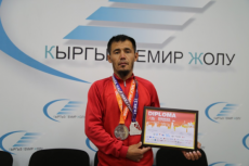"Кыргыз темир жолунун" кызматкери жарым марафондо биринчи орунду жеңип алды